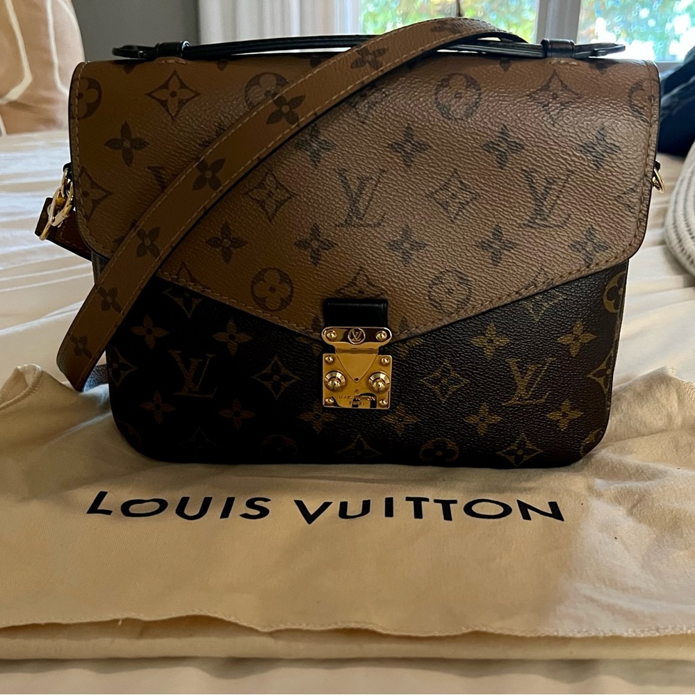 Louis Vuitton Pochette Metis in reverse monogram